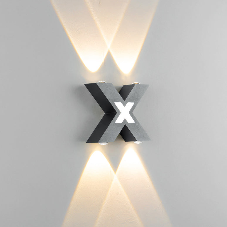 Moderner wasserdichter LED-Außenstrahler im X-Design für Fassadenbeleuchtung