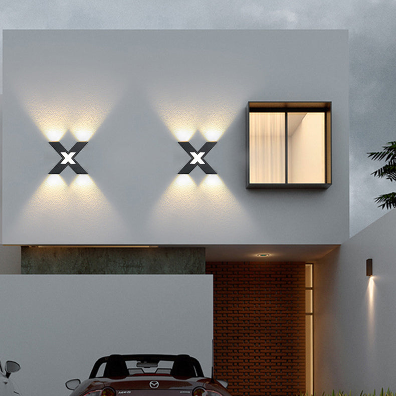 Moderner wasserdichter LED-Außenstrahler im X-Design für Fassadenbeleuchtung