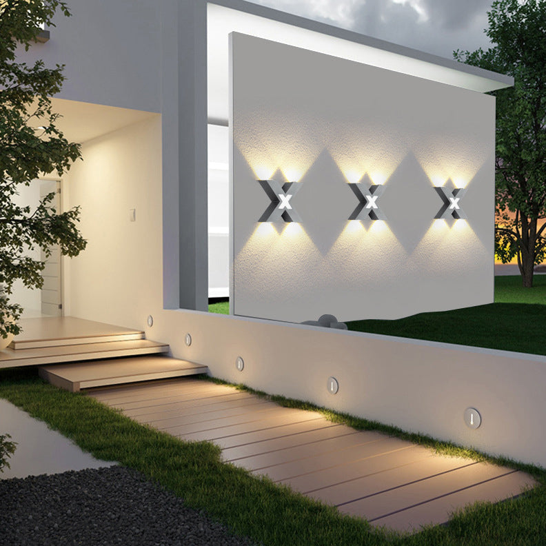 Moderner wasserdichter LED-Außenstrahler im X-Design für Fassadenbeleuchtung