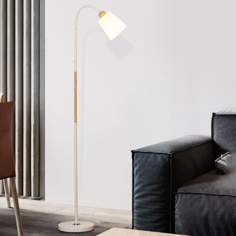 Minimalistische Stehlampe mit Eisenfuß