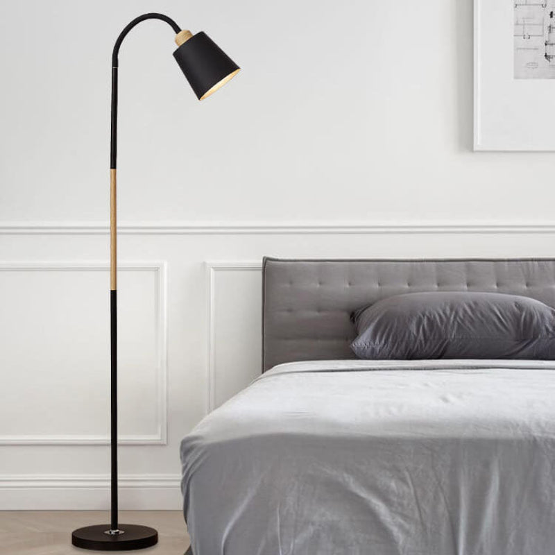 Minimalistische Stehlampe mit Eisenfuß
