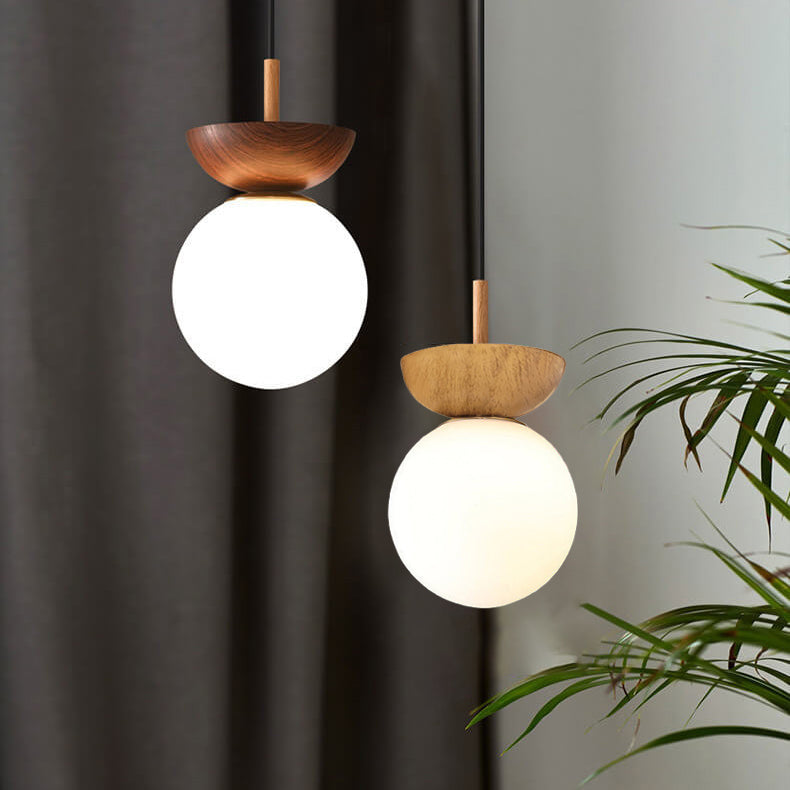 Deckenleuchte mit Glas Kugel und Holzoptik im japanisch-nordischen Stil
