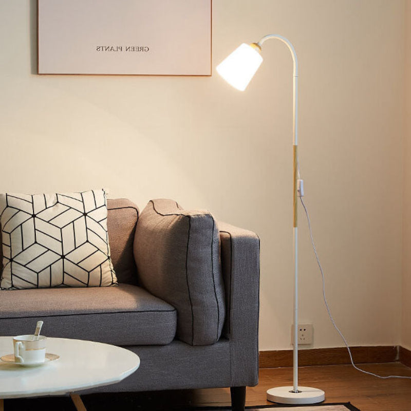 Minimalistische Stehlampe mit Eisenfuß