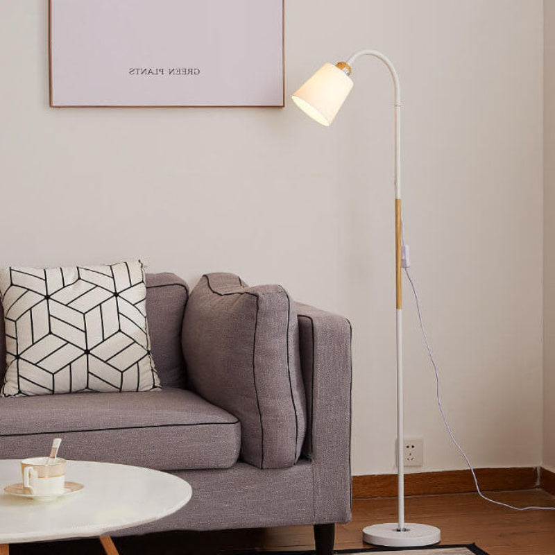 Minimalistische Stehlampe mit Eisenfuß