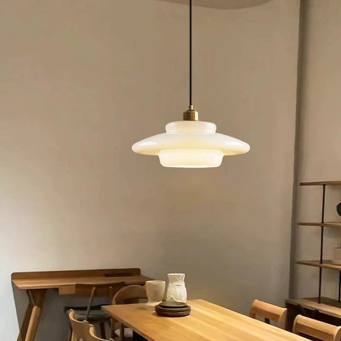 Pendelleuchte aus Milchglas im Mid-Century Stil mit Messingdetail