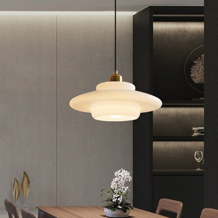 Pendelleuchte aus Milchglas im Mid-Century Stil mit Messingdetail