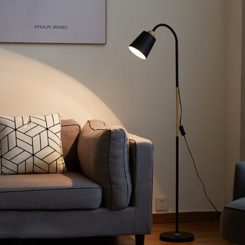 Minimalistische Stehlampe mit Eisenfuß