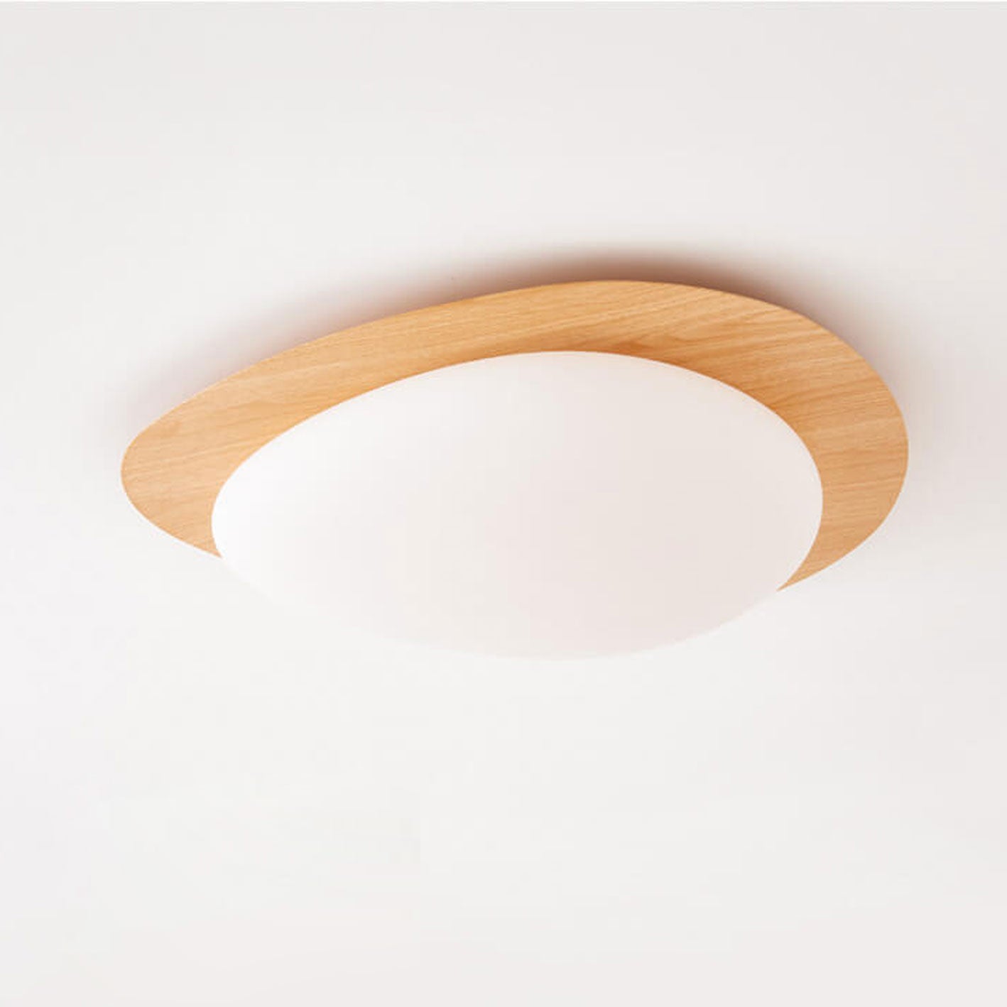 Ovale LED Deckenleuchte in Holzoptik im nordischen Stil
