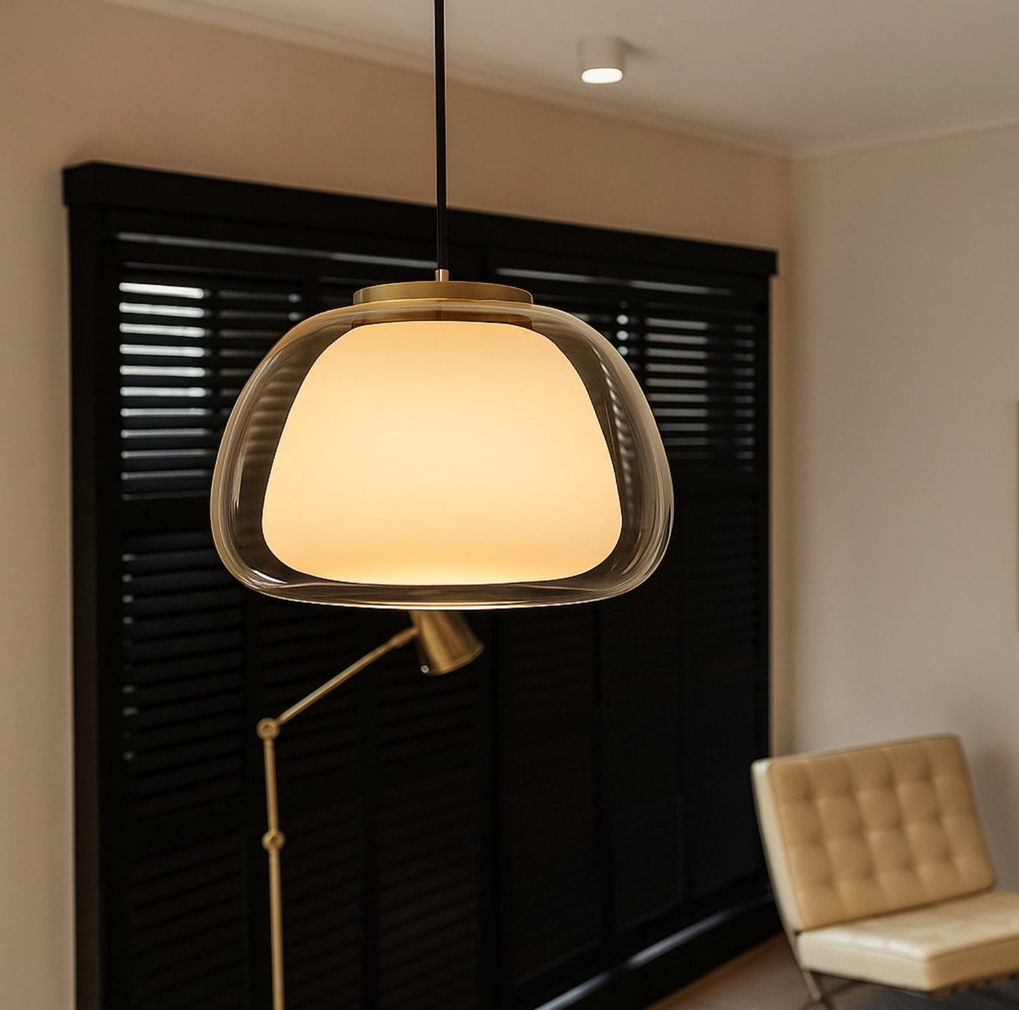 Glas Pendelleuchte mit weißem Schirm und Diffusor