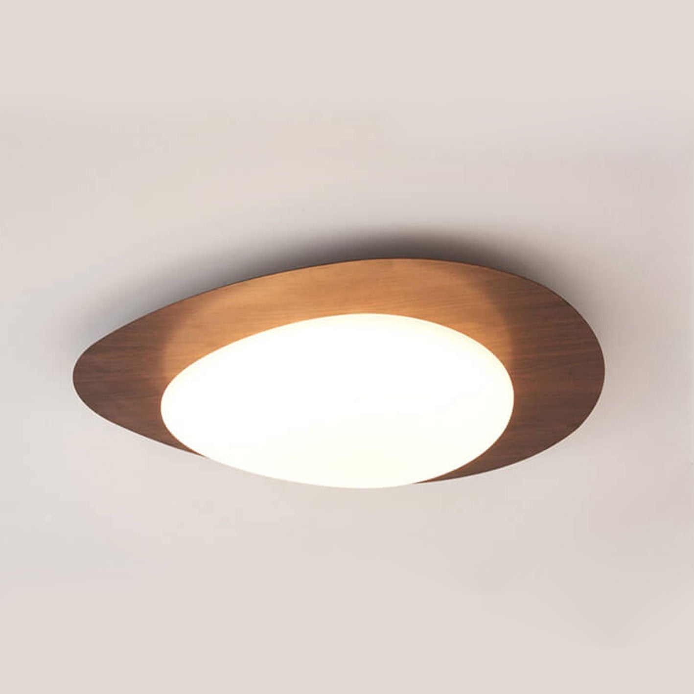 Ovale LED Deckenleuchte in Holzoptik im nordischen Stil