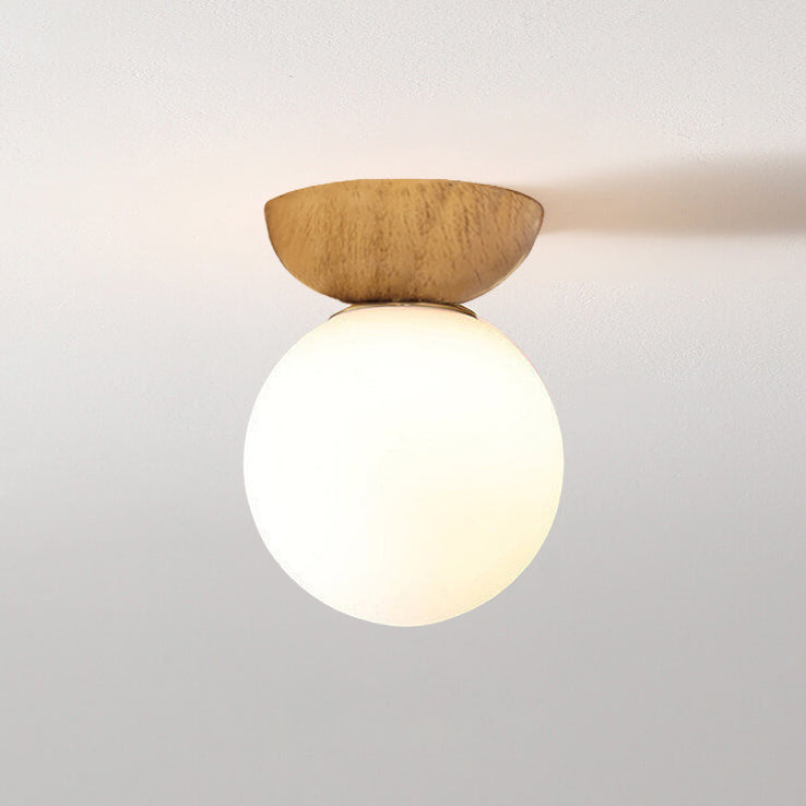 Deckenleuchte mit Glas Kugel und Holzoptik im japanisch-nordischen Stil