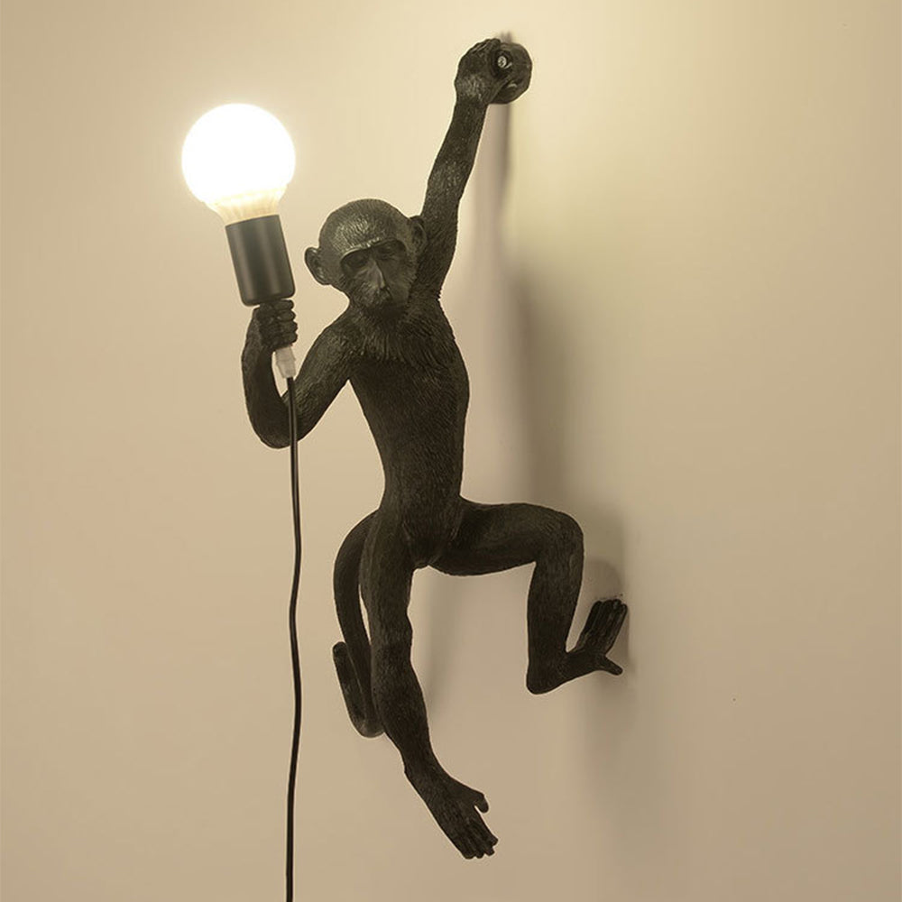 Wandleuchte mit verspieltem Affenmotiv aus Kunstharz