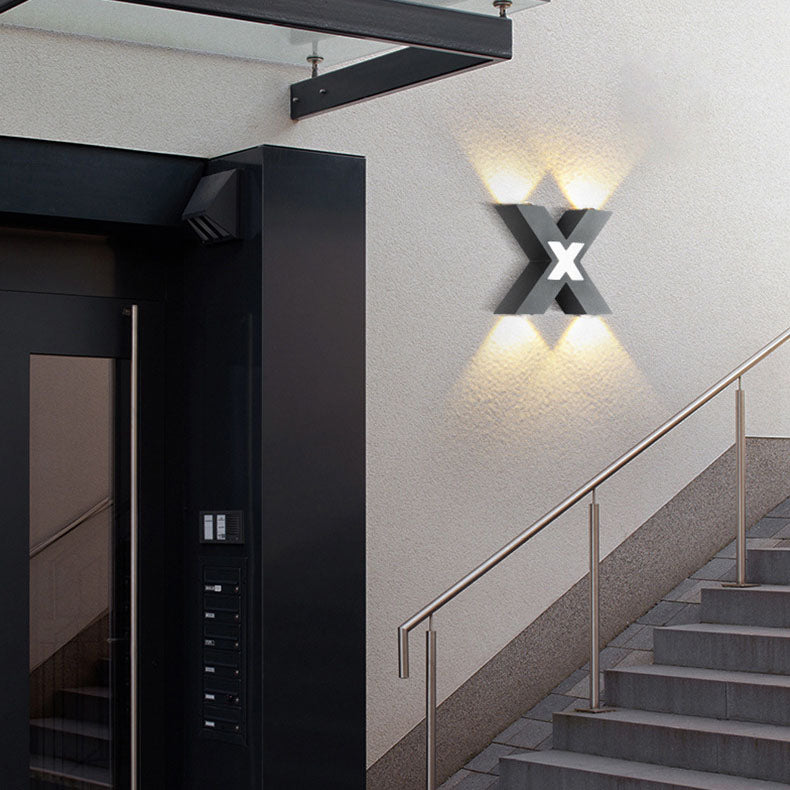 Moderner wasserdichter LED-Außenstrahler im X-Design für Fassadenbeleuchtung