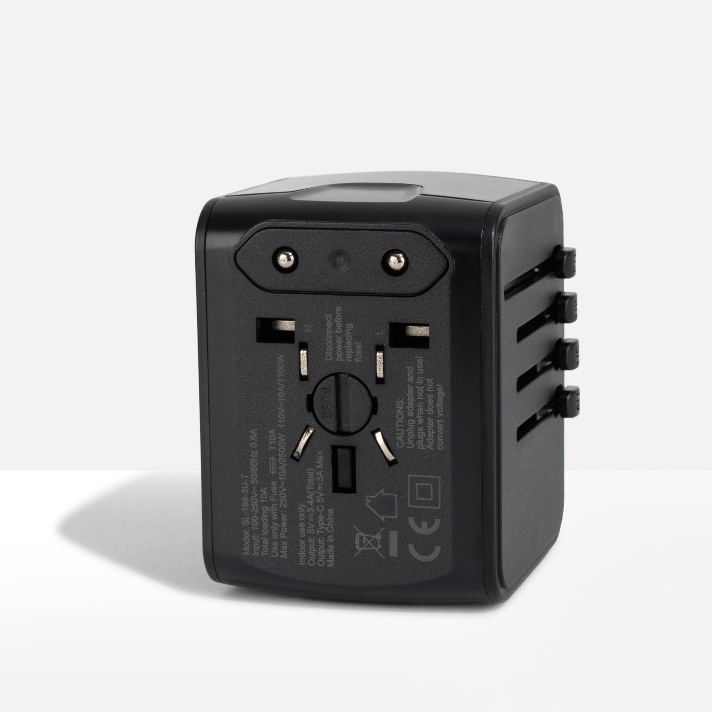 Universeller Reiseadapter mit USB-C, Schnellladen & Schutz
