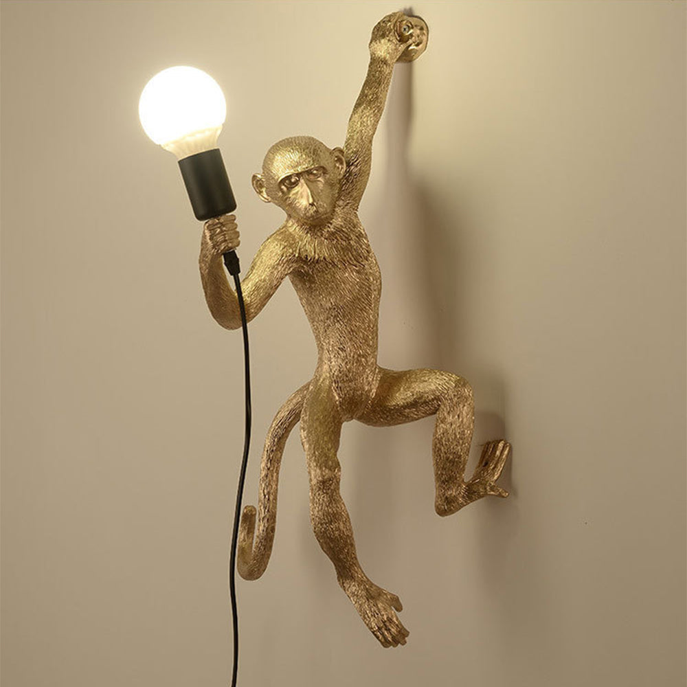 Wandleuchte mit verspieltem Affenmotiv aus Kunstharz