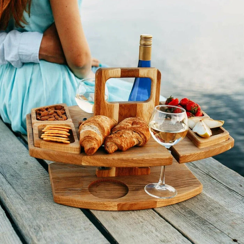 Kompakter Picknick-Weintisch aus Holz – tragbar & stilvoll für draußen
