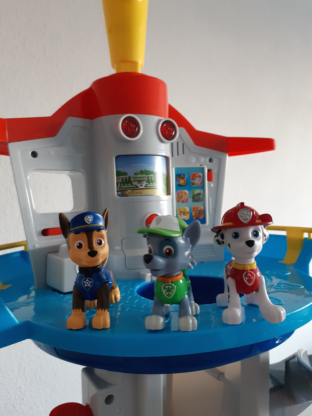 Abenteuer-Spielturm mit Rutsche und Rennstrecke