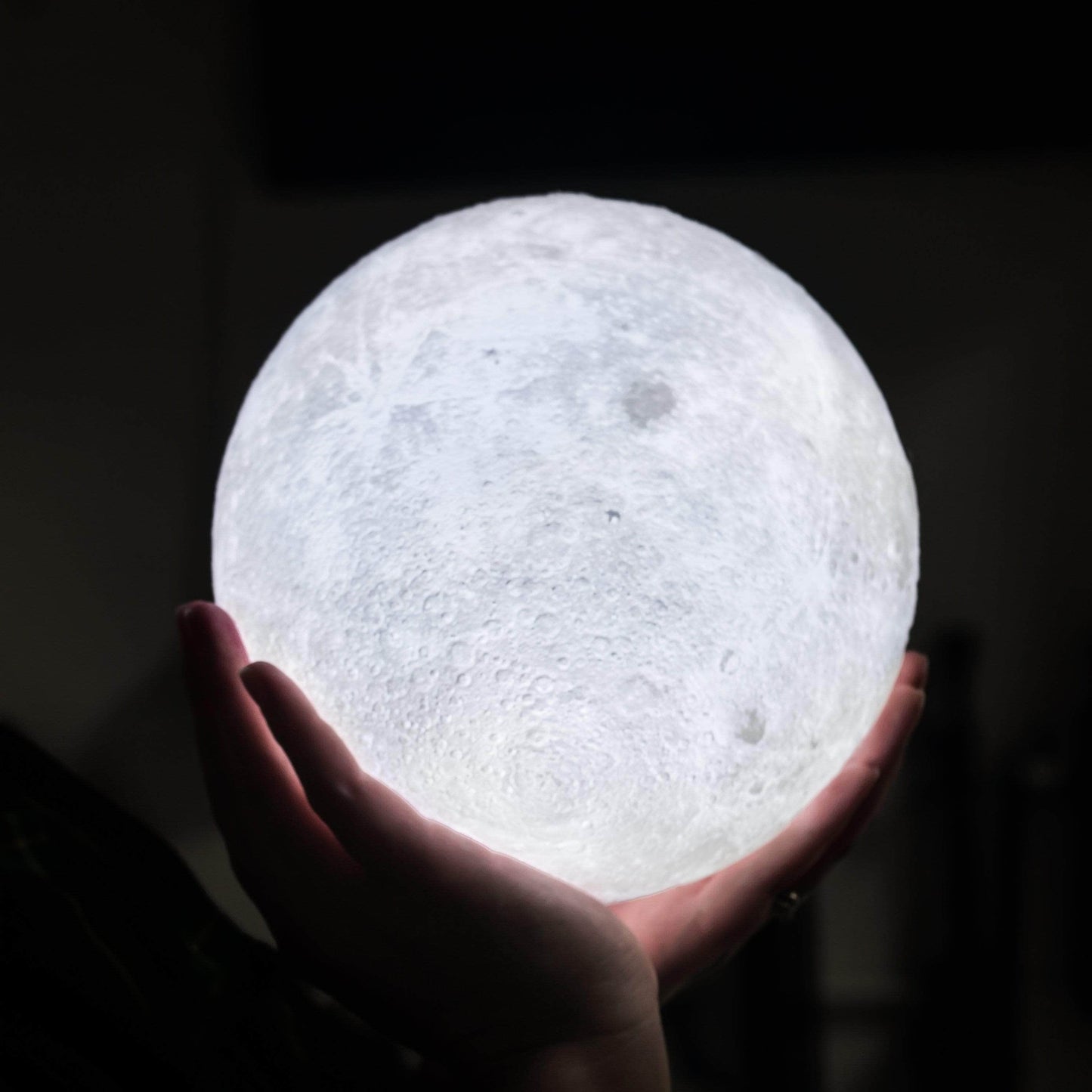 Kabellose LED-Mondlampe mit Holzständer und 6 Lichtfarben