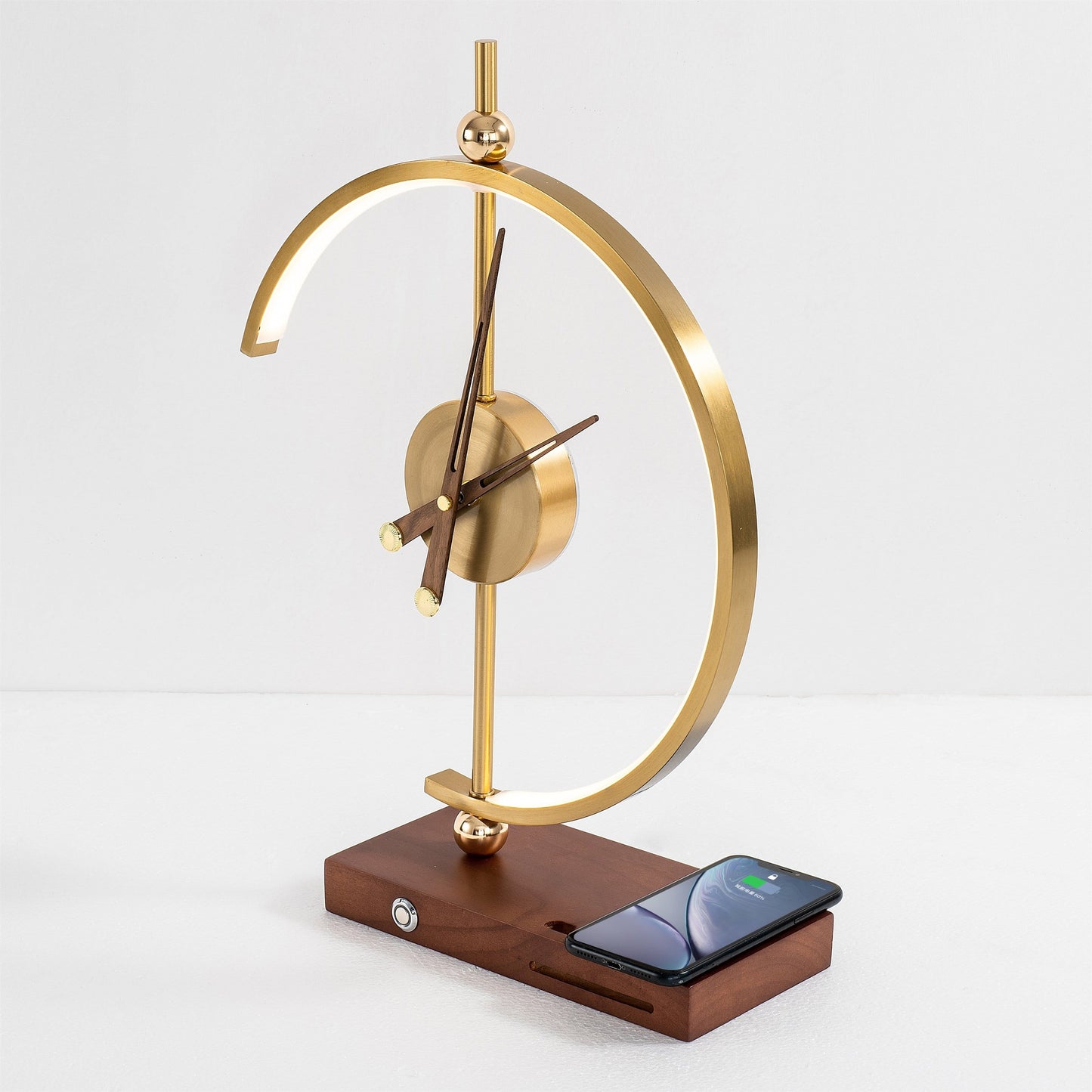 Moderne LED-Tischlampe mit Uhr und kabelloser Ladefunktion