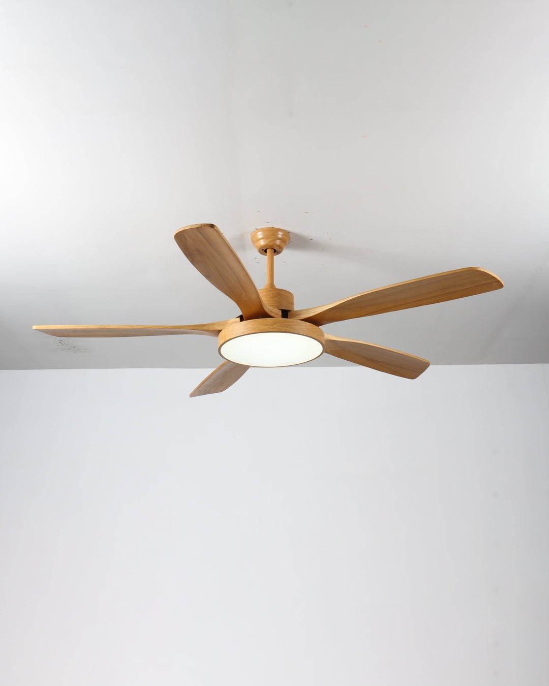 Skandinavischer Deckenventilator mit LED-Licht und Wendemotor