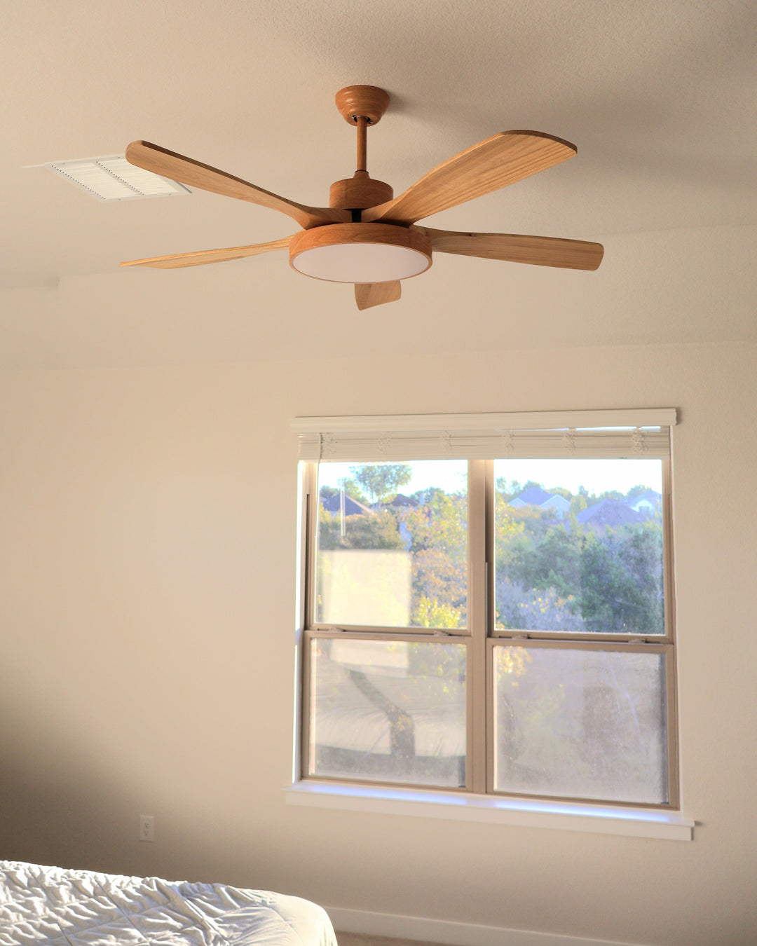 Skandinavischer Deckenventilator mit LED-Licht und Wendemotor