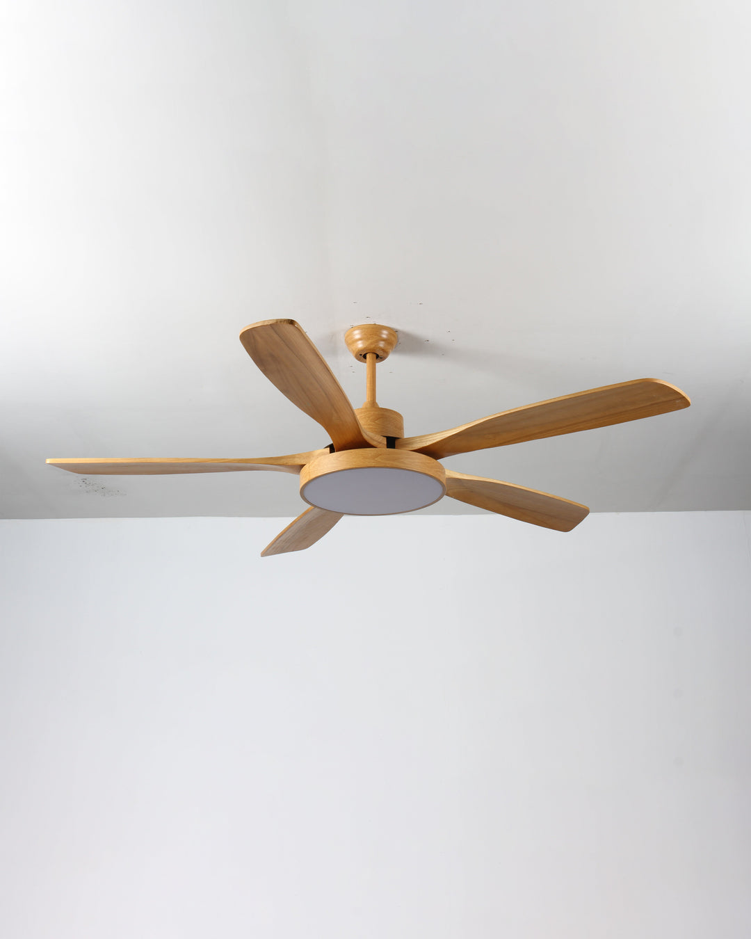 Skandinavischer Deckenventilator mit LED-Licht und Wendemotor