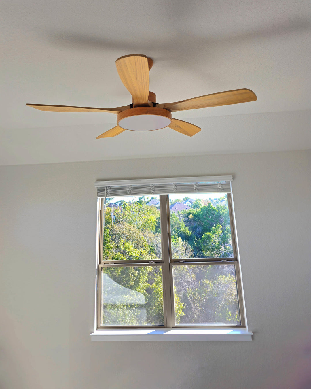 Skandinavischer Deckenventilator mit LED-Licht und Wendemotor