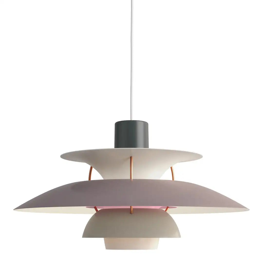 Zwei weiße Pendelleuchten, modernes Design, vor gelber Wand, skandinavischer Stil.