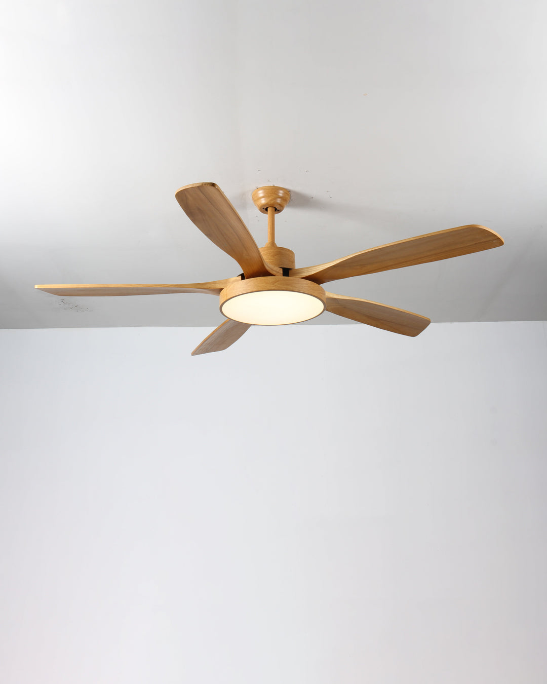 Skandinavischer Deckenventilator mit LED-Licht und Wendemotor
