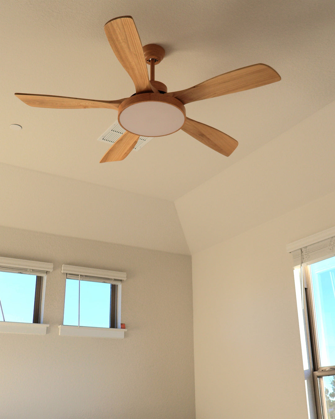 Skandinavischer Deckenventilator mit LED-Licht und Wendemotor