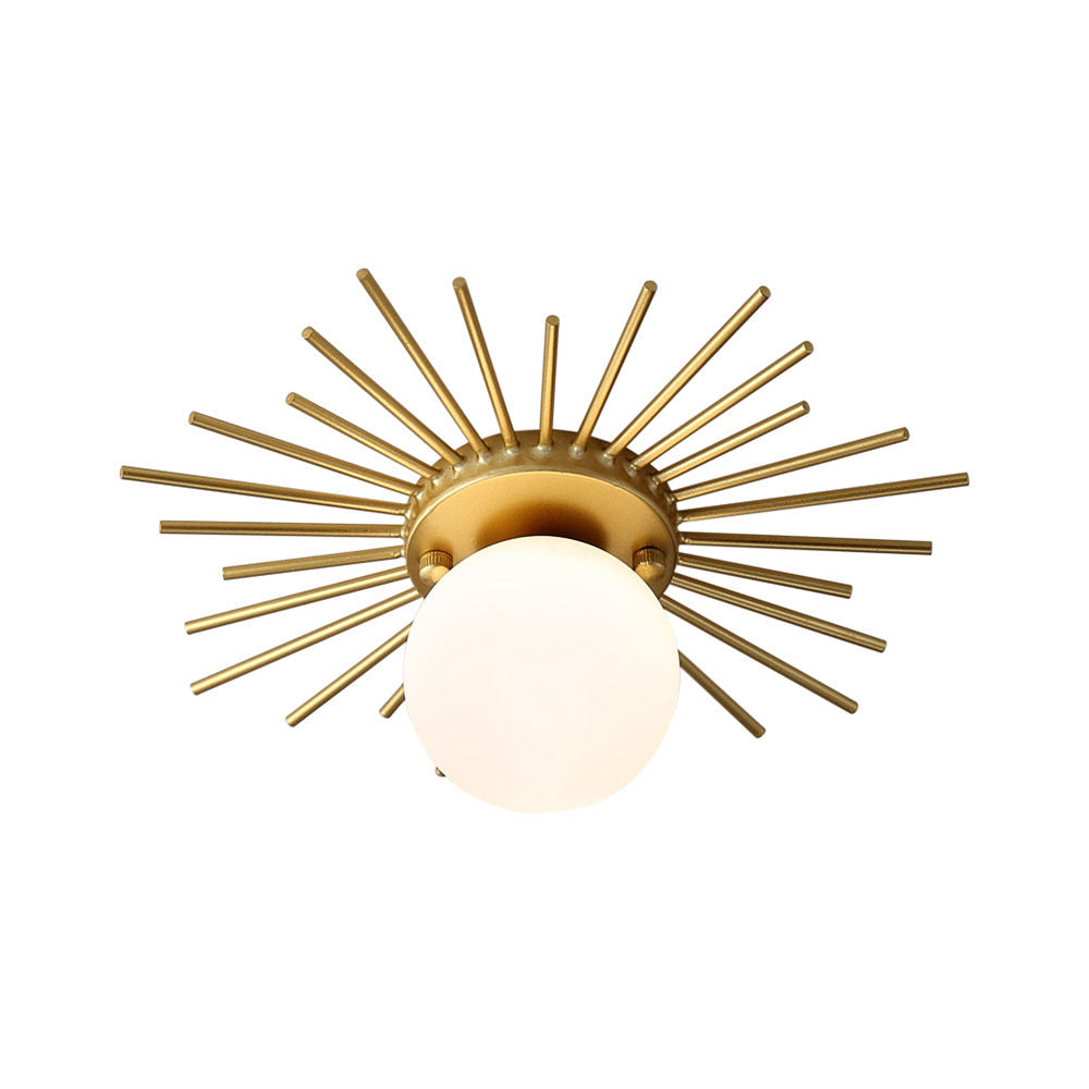 Deckenleuchte mit satiniertem Glaskörper im goldfarbenen Design