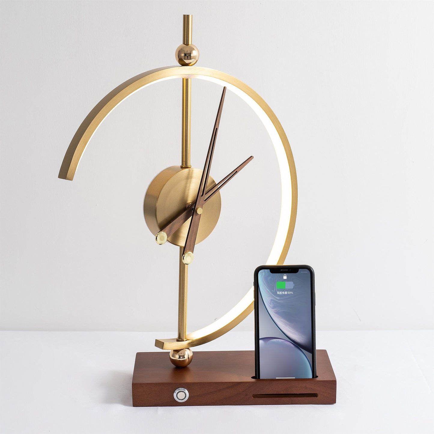 Moderne LED-Tischlampe mit Uhr und kabelloser Ladefunktion