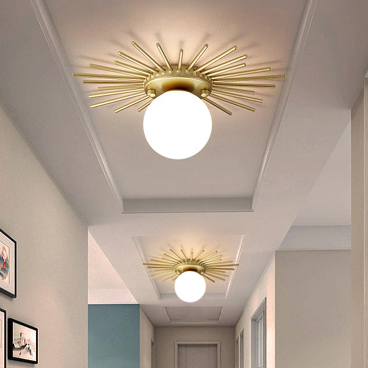 Deckenleuchte mit satiniertem Glaskörper im goldfarbenen Design