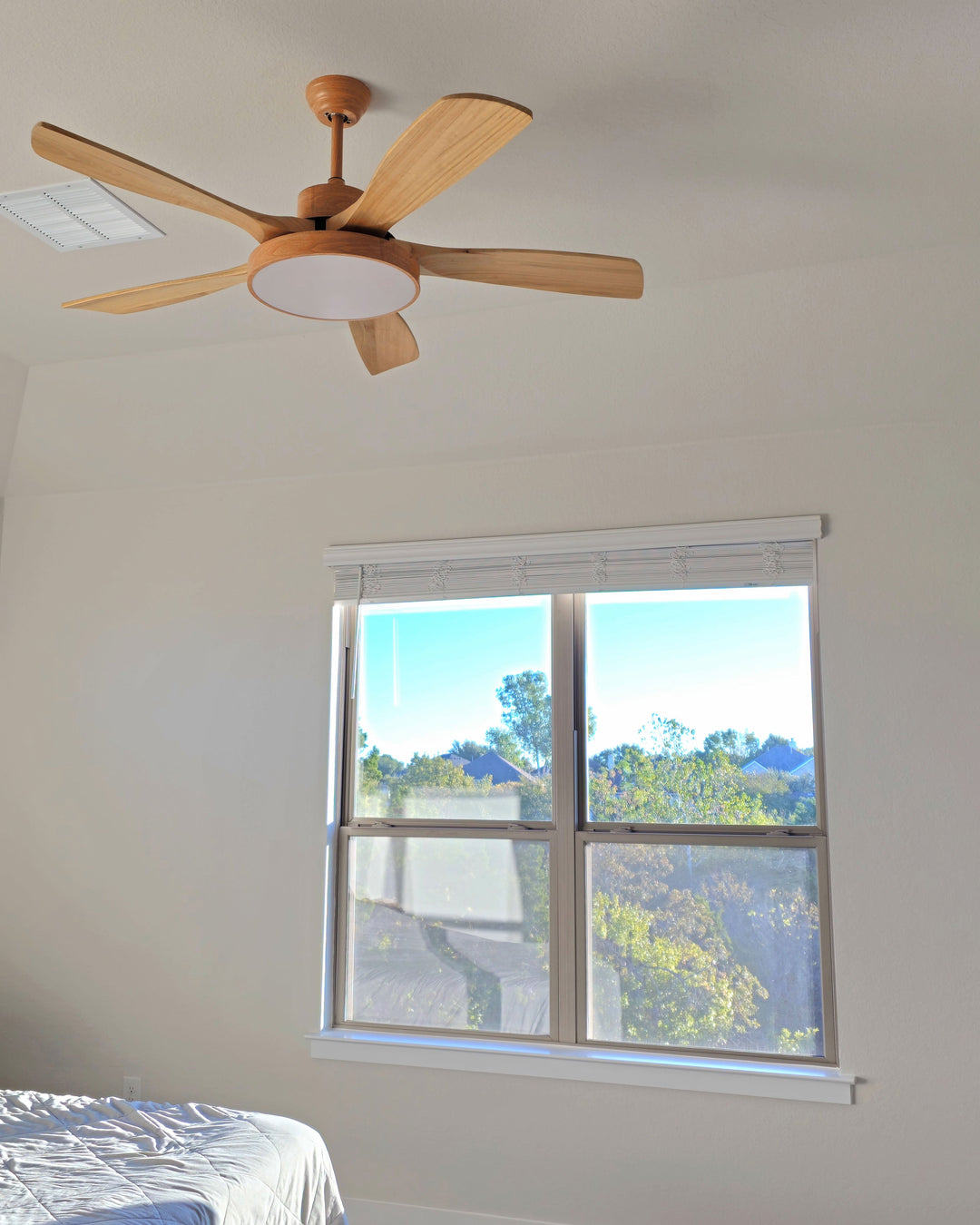 Skandinavischer Deckenventilator mit LED-Licht und Wendemotor