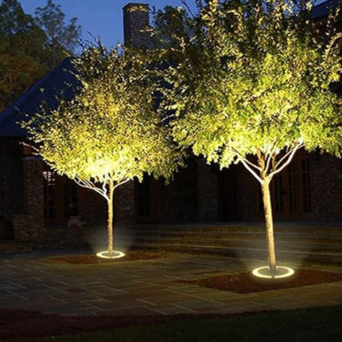 Elegante warmweiße LED-Gartenstrahler zur Beleuchtung von Bäumen und Landschaften