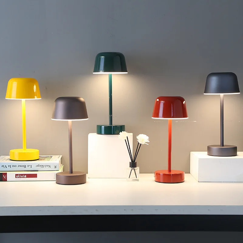 Kabellose dimmbare Tischlampe aus Metall