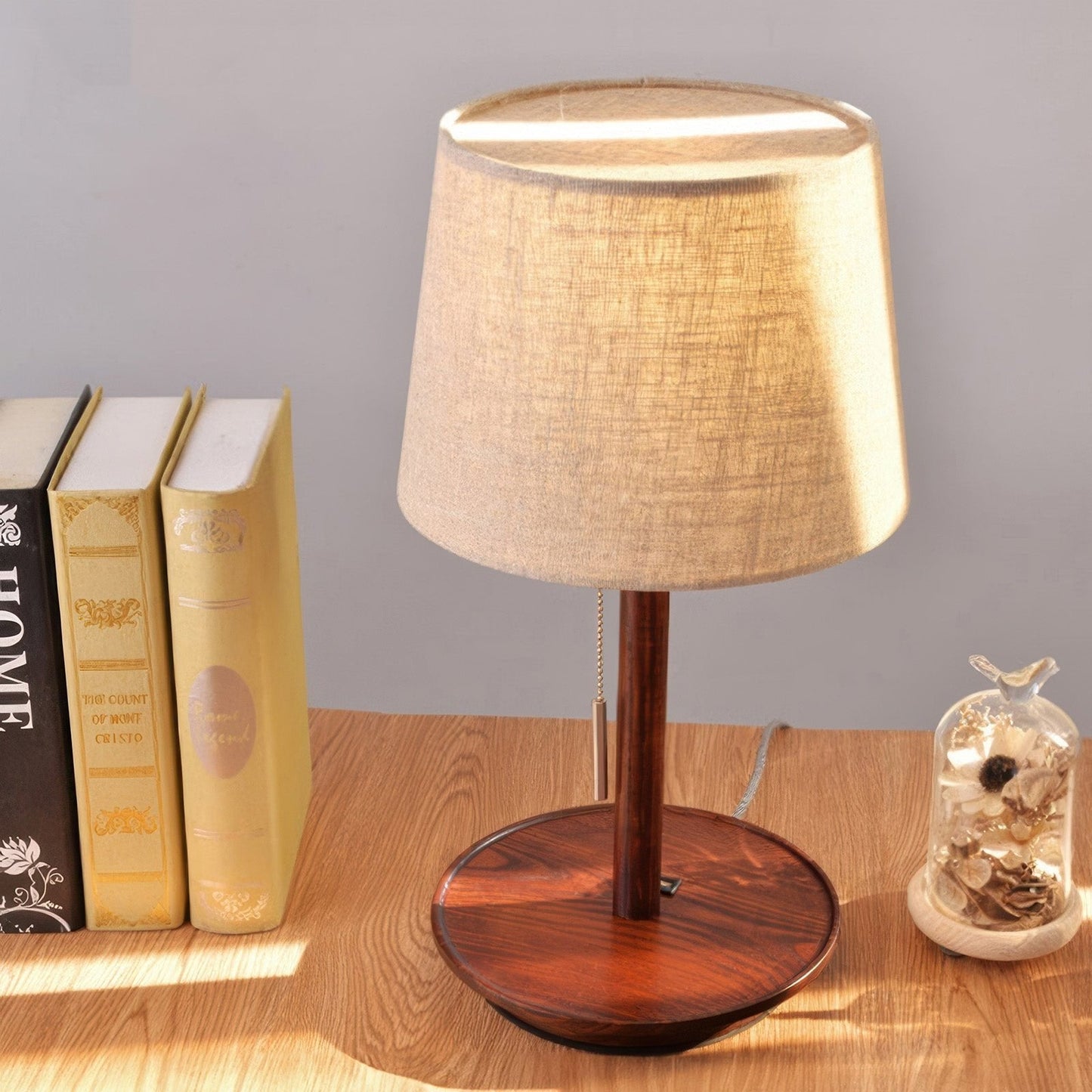 Nordische Tischlampe aus Walnussholz mit Stoffschirm