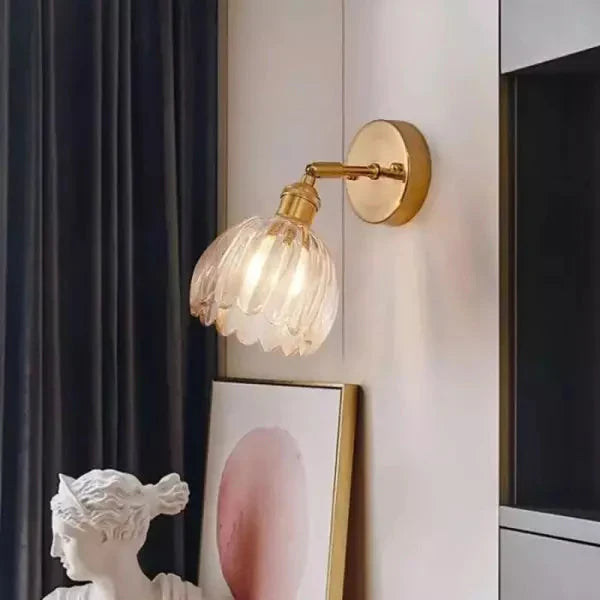 Wandleuchte mit tulpenförmigem Glasschirm im Retro-Stil