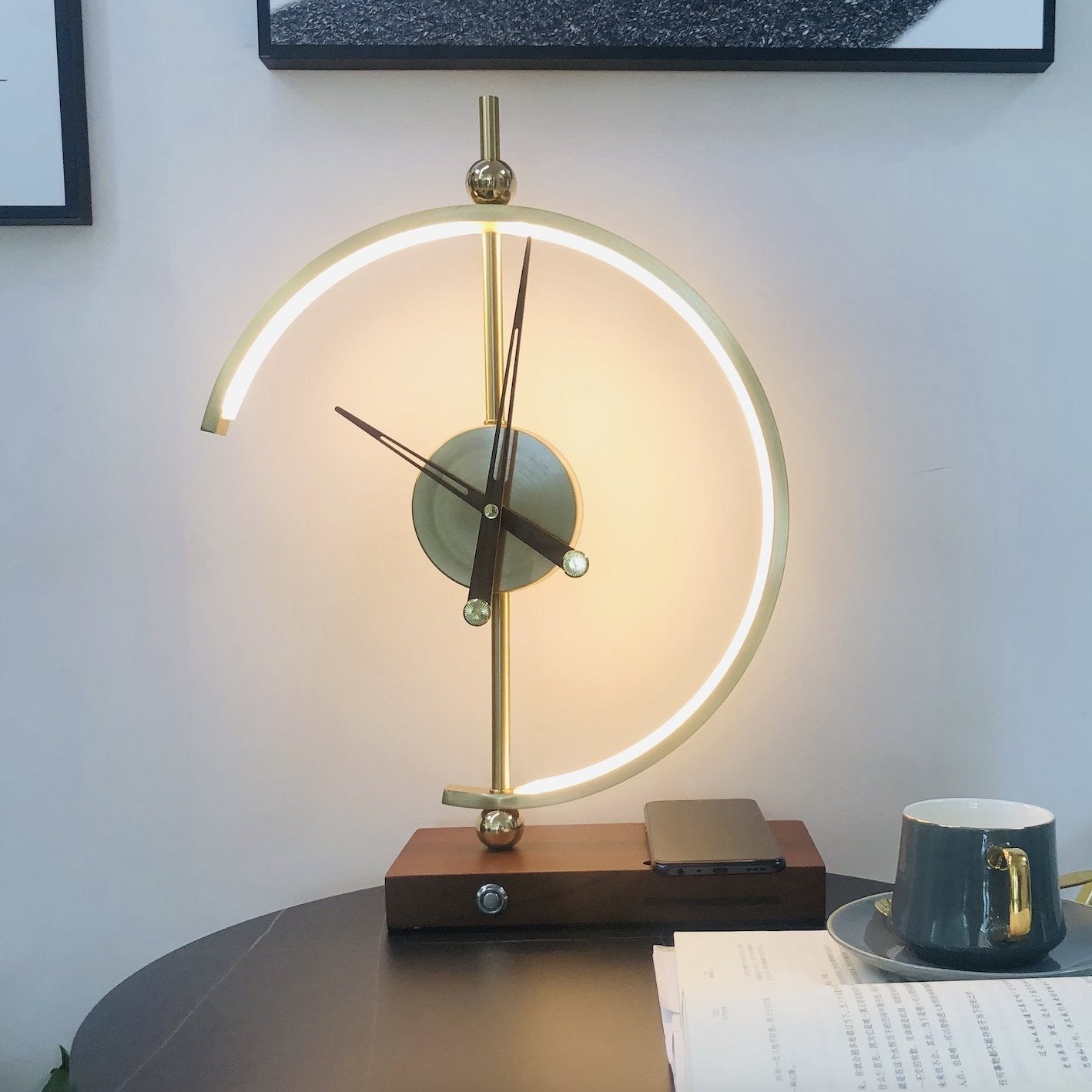 LED Tischlampe mit Uhr & Qi-Ladefunktion mit dimmbarem Licht & kabellosem Ladepad