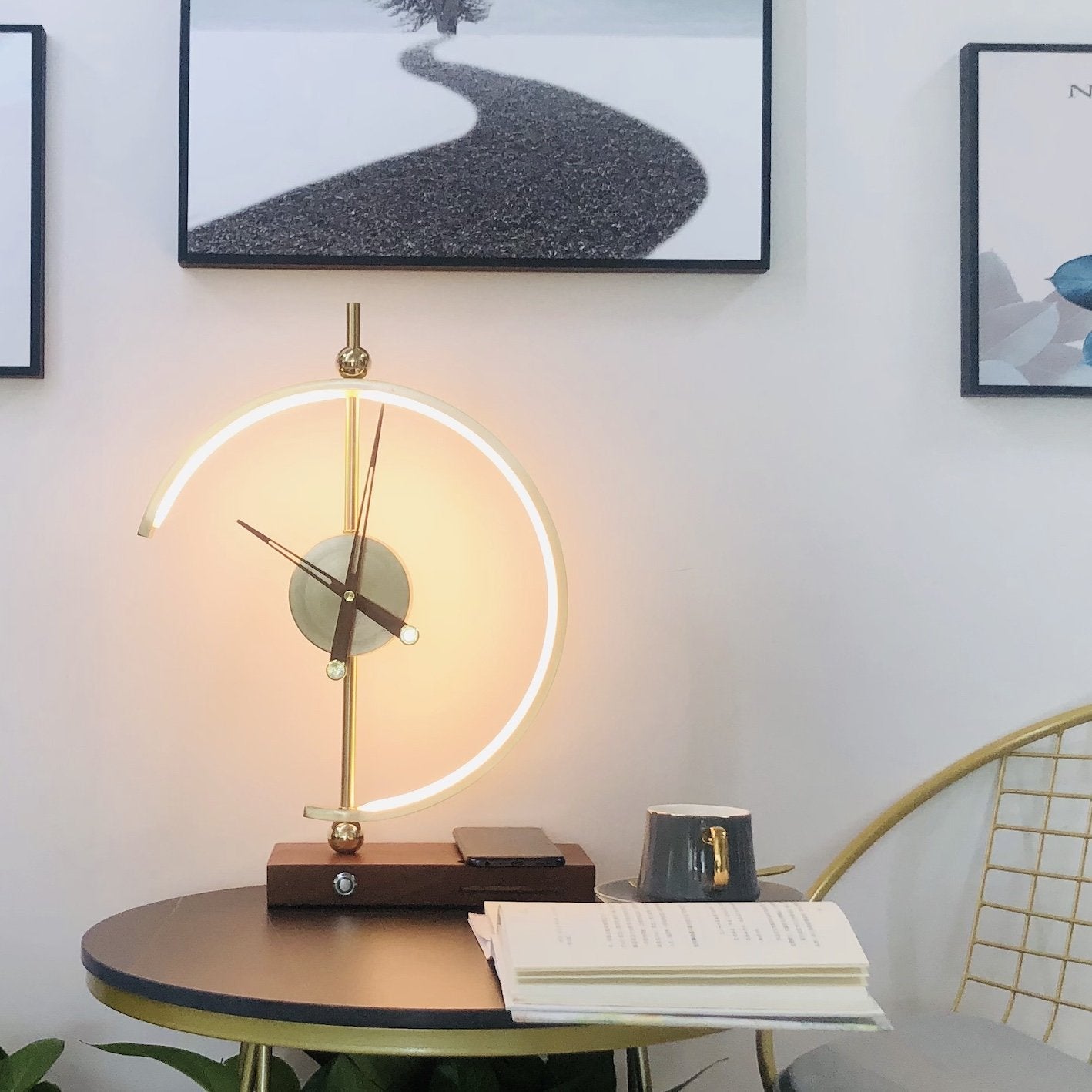 LED Tischlampe mit Uhr & Qi-Ladefunktion mit dimmbarem Licht & kabellosem Ladepad
