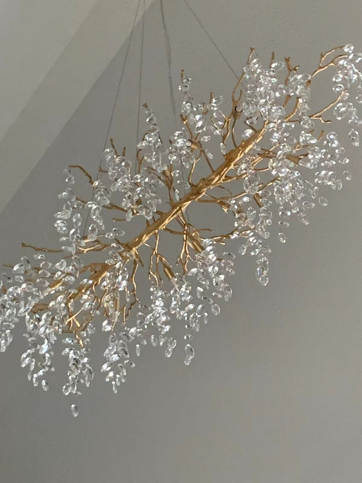 Eleganter Kristallleuchter im Astdesign