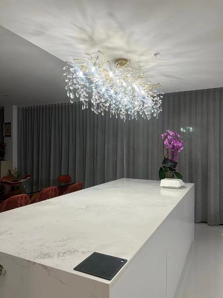 Eleganter Kristallleuchter im Astdesign