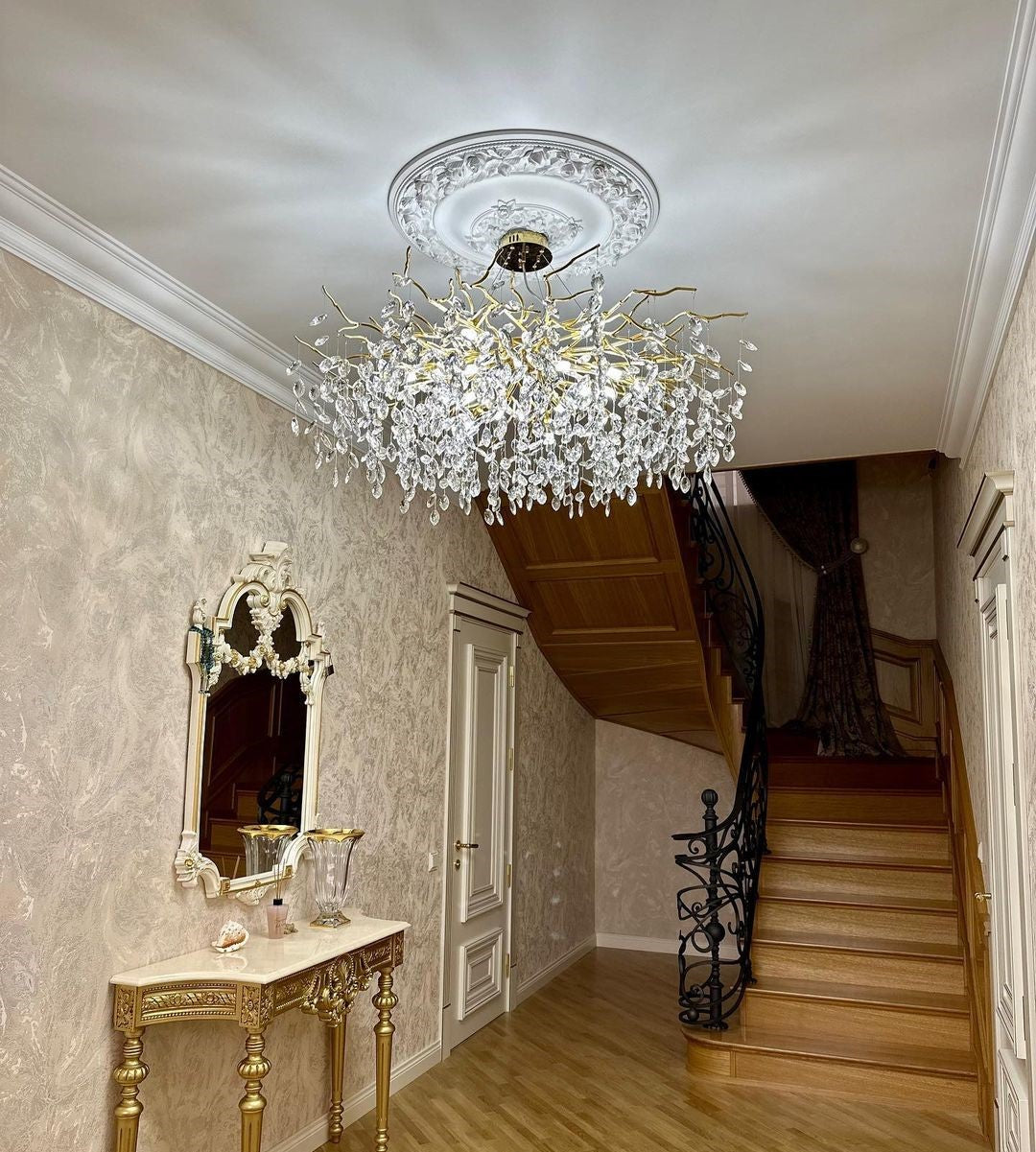Eleganter Kristallleuchter im Astdesign