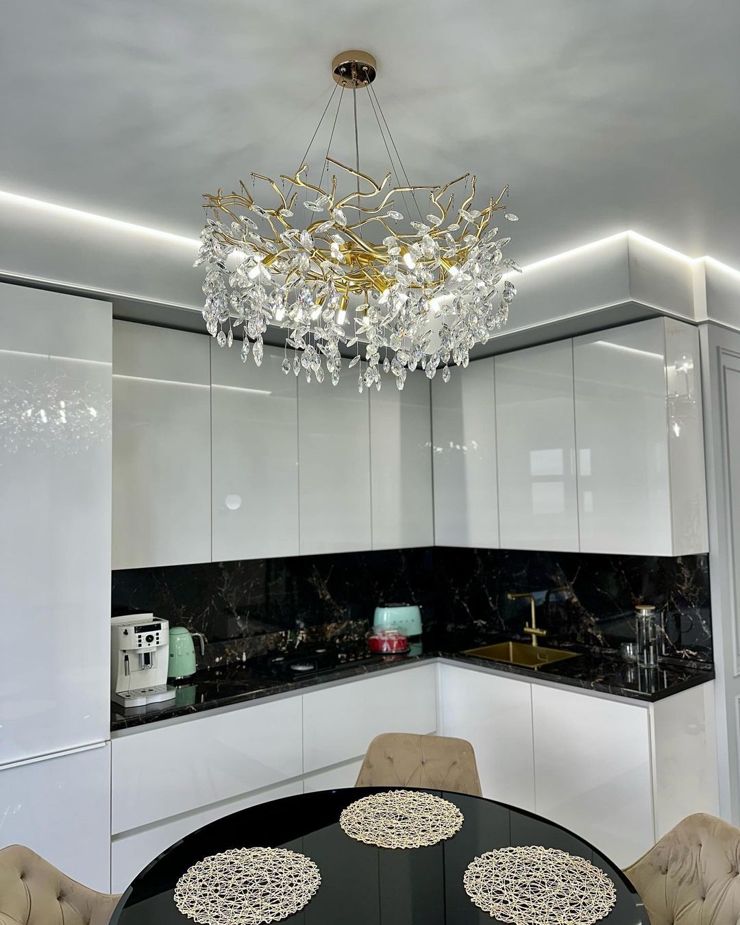 Eleganter Kristallleuchter im Astdesign