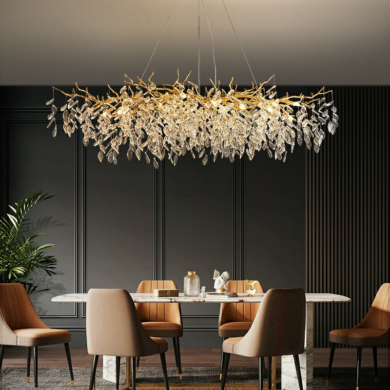 Eleganter Kristallleuchter im Astdesign