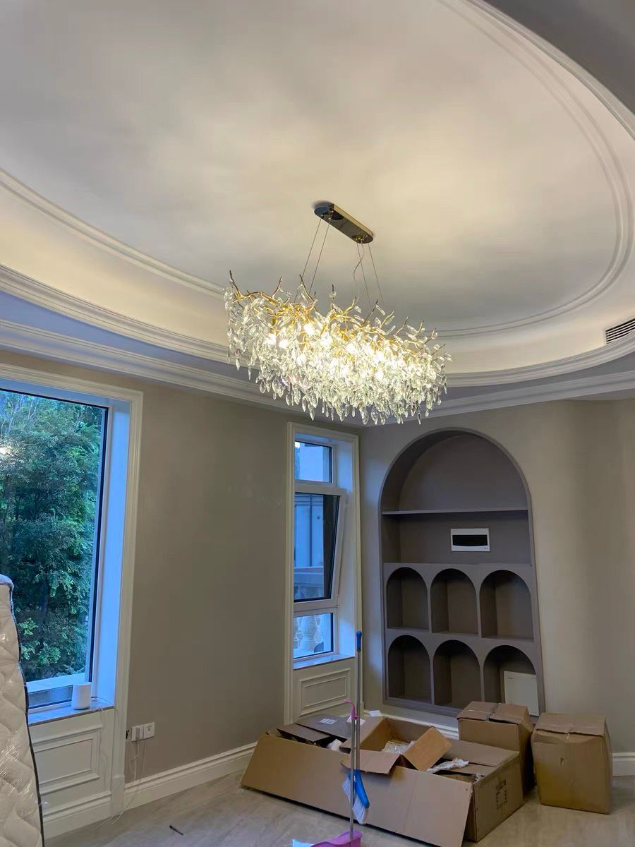 Eleganter Kristallleuchter im Astdesign