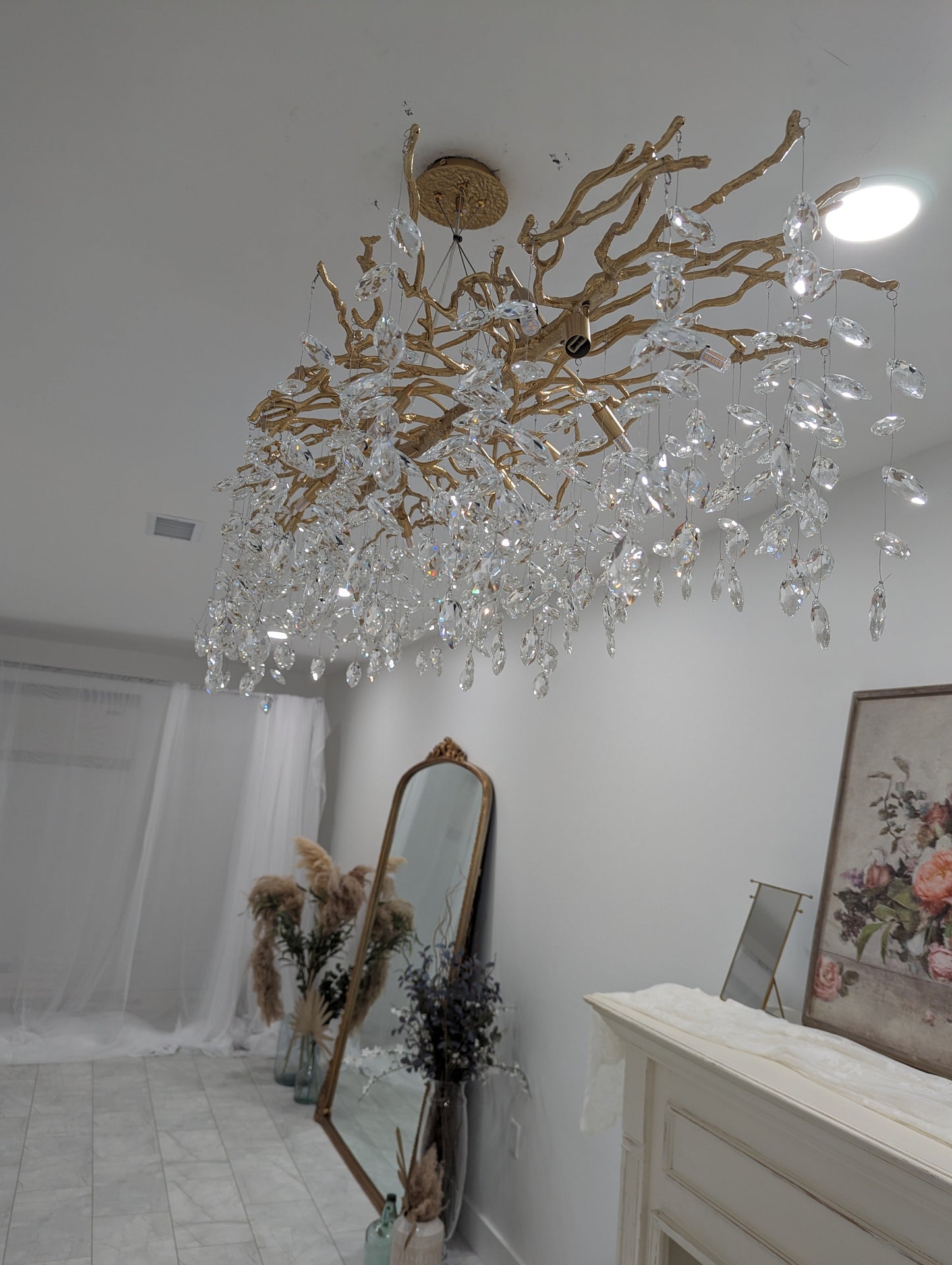 Eleganter Kristallleuchter im Astdesign