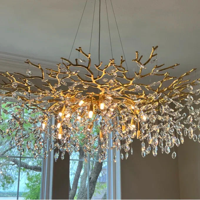 Eleganter Kristallleuchter im Astdesign
