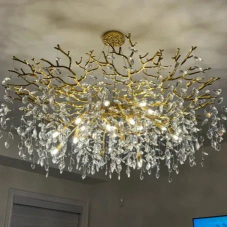 Eleganter Kristallleuchter im Astdesign