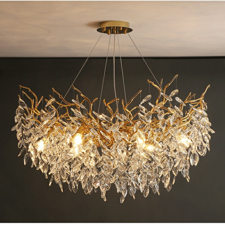 Eleganter Kristallleuchter im Astdesign